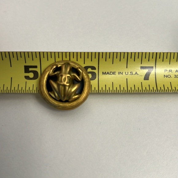 CHANEL GOLD BLACK Frog Earrings Clip ons Size 7/8” - Picture 11 of 12